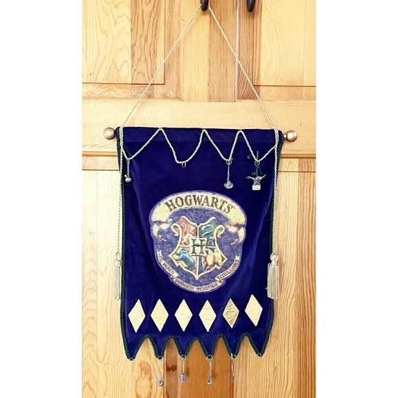 Harry Potter Hallmark Mini Ornament Display – Hogwarts Banner Holder Crest 2000 - Picture 1 of 16